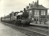 119434 Afbeelding van de stoomlocomotief nr. 6022 (serie 6000) van de N.S. op het N.S.-station Schin op Geul te Schin ...